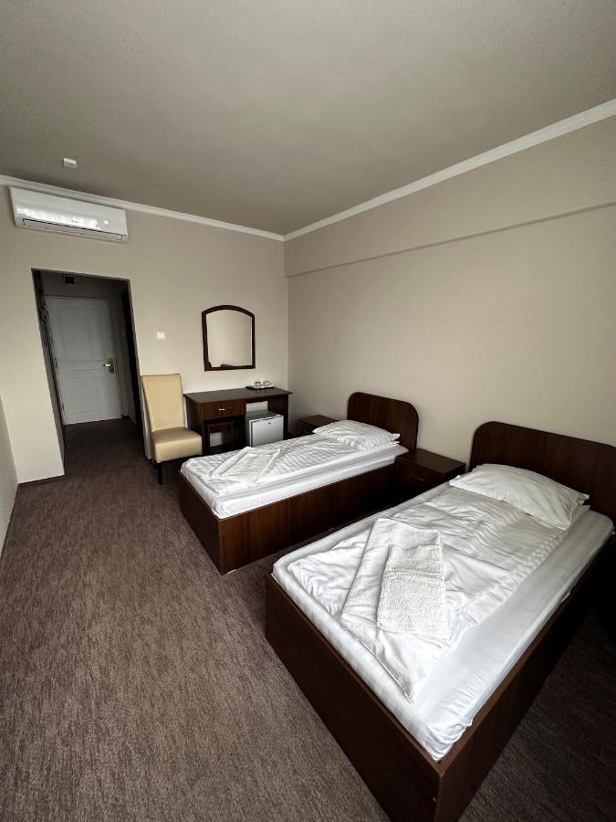 Romula Imperial Hostel Caracal Bagian luar foto