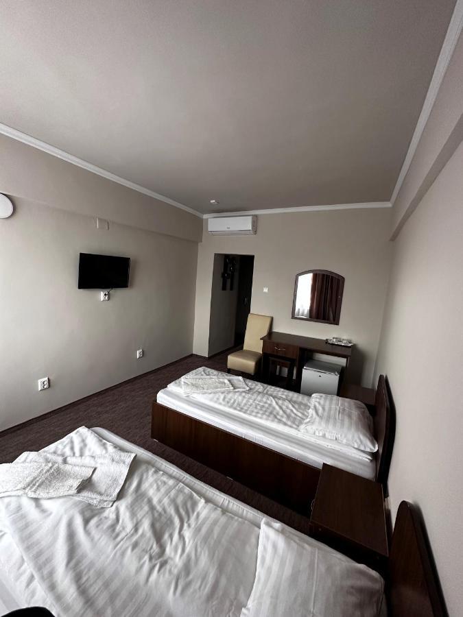 Romula Imperial Hostel Caracal Bagian luar foto