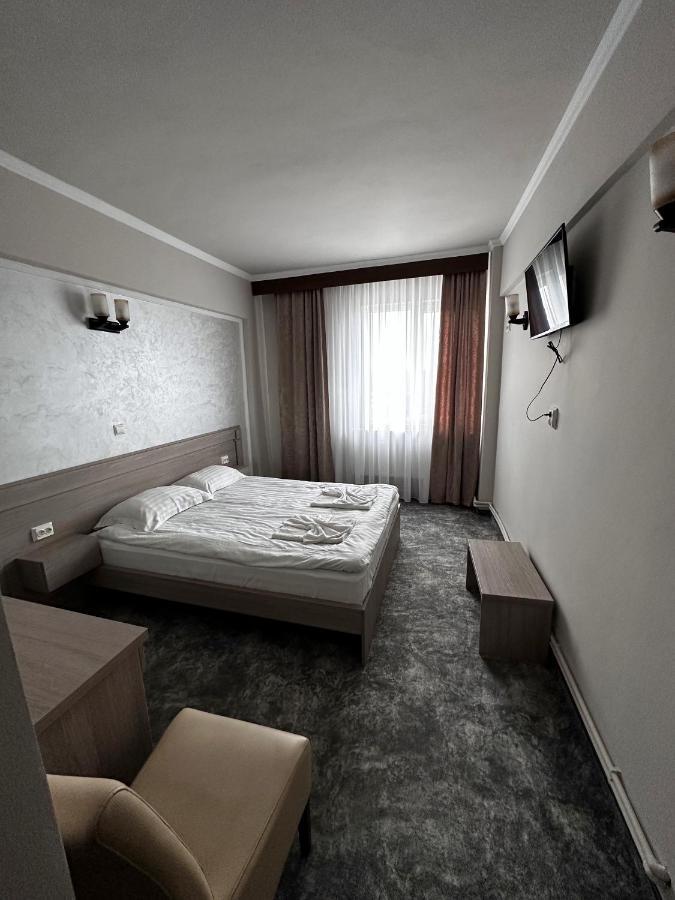Romula Imperial Hostel Caracal Bagian luar foto